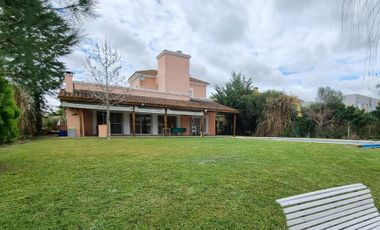 Casa en alquiler  con muebles en barrio  San Isidro Labrador, Villanueva, Tigre- lote a la laguna