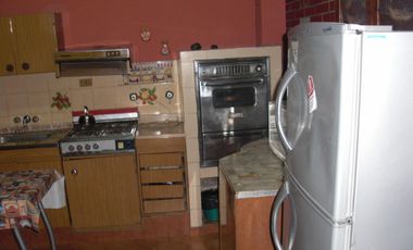 P-H AL FRENTE EN DOS PLANTAS, DE 4 AMBIENTES, CON TRES DORMITORIOS, DOS BAÑOS, LIVING, COCINA-COMEDOR, PATIO CON LAVADERO Y ENTRADA DE AUTO.