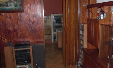 P-H AL FRENTE EN DOS PLANTAS, DE 4 AMBIENTES, CON TRES DORMITORIOS, DOS BAÑOS, LIVING, COCINA-COMEDOR, PATIO CON LAVADERO Y ENTRADA DE AUTO.