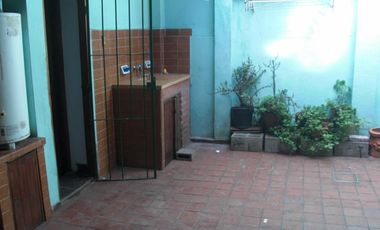 P-H AL FRENTE EN DOS PLANTAS, DE 4 AMBIENTES, CON TRES DORMITORIOS, DOS BAÑOS, LIVING, COCINA-COMEDOR, PATIO CON LAVADERO Y ENTRADA DE AUTO.