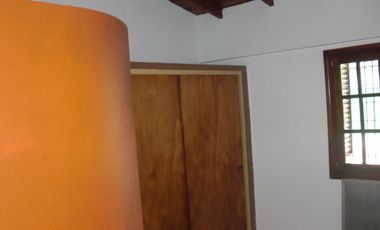 P-H AL FRENTE EN DOS PLANTAS, DE 4 AMBIENTES, CON TRES DORMITORIOS, DOS BAÑOS, LIVING, COCINA-COMEDOR, PATIO CON LAVADERO Y ENTRADA DE AUTO.