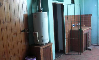 P-H AL FRENTE EN DOS PLANTAS, DE 4 AMBIENTES, CON TRES DORMITORIOS, DOS BAÑOS, LIVING, COCINA-COMEDOR, PATIO CON LAVADERO Y ENTRADA DE AUTO.