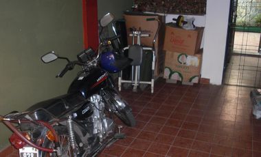 P-H AL FRENTE EN DOS PLANTAS, DE 4 AMBIENTES, CON TRES DORMITORIOS, DOS BAÑOS, LIVING, COCINA-COMEDOR, PATIO CON LAVADERO Y ENTRADA DE AUTO.