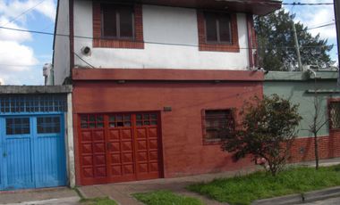 P-H AL FRENTE EN DOS PLANTAS, DE 4 AMBIENTES, CON TRES DORMITORIOS, DOS BAÑOS, LIVING, COCINA-COMEDOR, PATIO CON LAVADERO Y ENTRADA DE AUTO.