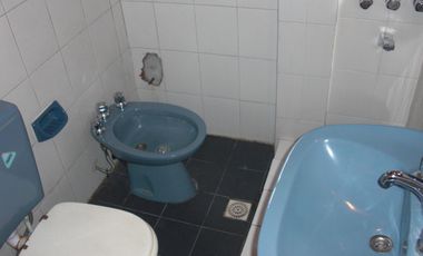 P-H AL FRENTE EN DOS PLANTAS, DE 4 AMBIENTES, CON TRES DORMITORIOS, DOS BAÑOS, LIVING, COCINA-COMEDOR, PATIO CON LAVADERO Y ENTRADA DE AUTO.