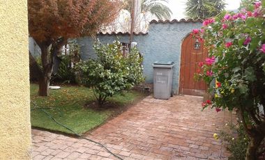 Casa en venta. 4d más servicios. Lo Barnechea