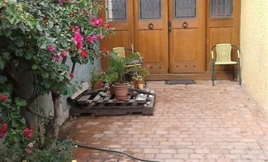 Casa en venta. 4d más servicios. Lo Barnechea