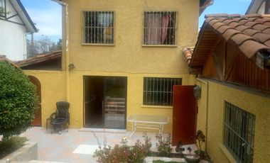 Casa en venta. 4d más servicios. Lo Barnechea