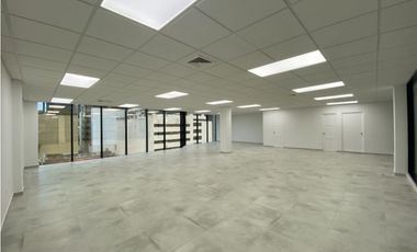 SE ALQUILA OFICINA 140Mts. EN OBARRIO  JG