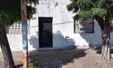 CASA EN VENTA 5 AMBIENTES CON LOCAL - CALLE BARRAGAN 5100  GONZALEZ CATAN