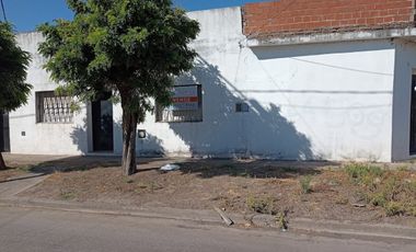 CASA EN VENTA 5 AMBIENTES CON LOCAL - CALLE BARRAGAN 5100  GONZALEZ CATAN