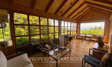 Casa con hermoso jardín en condominio con vista al lago