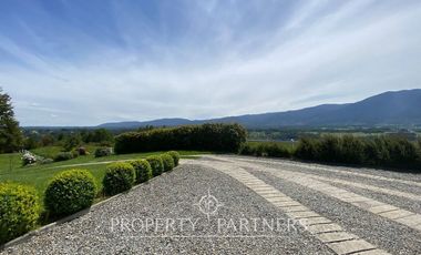 Casa con hermoso jardín en condominio con vista al lago