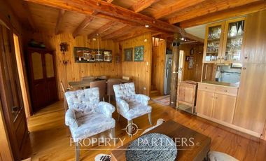 Casa con hermoso jardín en condominio con vista al lago