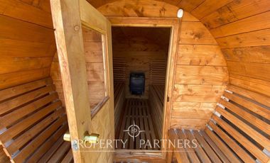 Casa con hermoso jardín en condominio con vista al lago