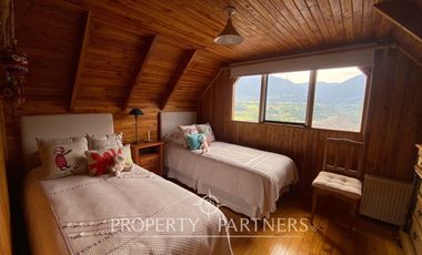 Casa con hermoso jardín en condominio con vista al lago