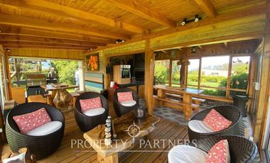 Casa con hermoso jardín en condominio con vista al lago