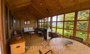 Casa con hermoso jardín en condominio con vista al lago