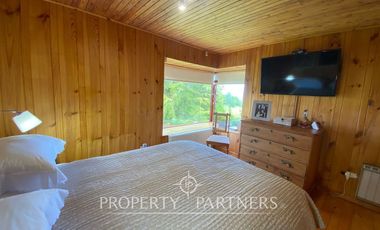 Casa con hermoso jardín en condominio con vista al lago