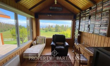 Casa con hermoso jardín en condominio con vista al lago