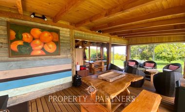 Casa con hermoso jardín en condominio con vista al lago