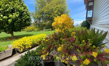 Casa con hermoso jardín en condominio con vista al lago