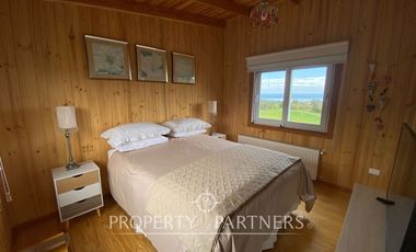 Casa con hermoso jardín en condominio con vista al lago