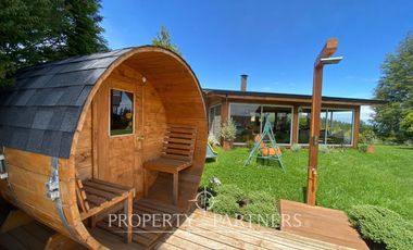 Casa con hermoso jardín en condominio con vista al lago