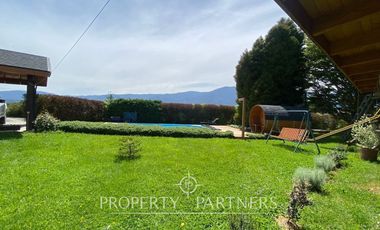 Casa con hermoso jardín en condominio con vista al lago