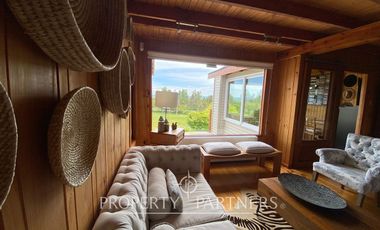 Casa con hermoso jardín en condominio con vista al lago