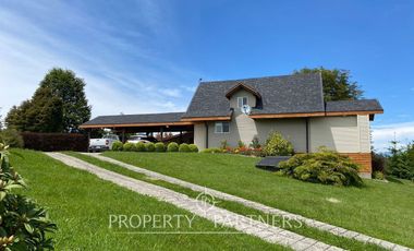 Casa con hermoso jardín en condominio con vista al lago