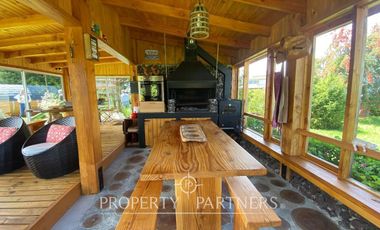 Casa con hermoso jardín en condominio con vista al lago