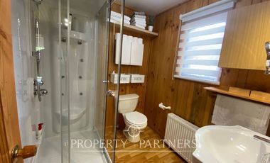 Casa con hermoso jardín en condominio con vista al lago