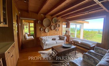 Casa con hermoso jardín en condominio con vista al lago