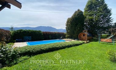 Casa con hermoso jardín en condominio con vista al lago