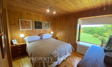 Casa con hermoso jardín en condominio con vista al lago