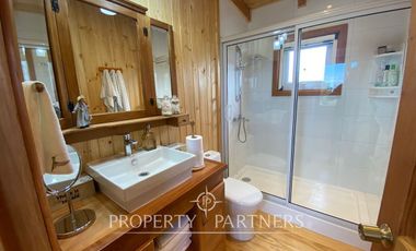 Casa con hermoso jardín en condominio con vista al lago