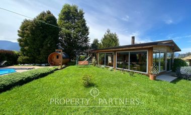 Casa con hermoso jardín en condominio con vista al lago