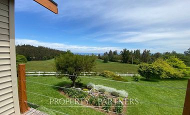 Casa con hermoso jardín en condominio con vista al lago