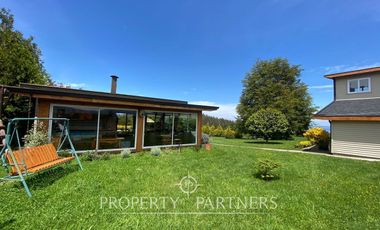 Casa con hermoso jardín en condominio con vista al lago