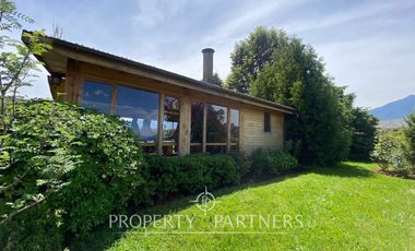 Casa con hermoso jardín en condominio con vista al lago