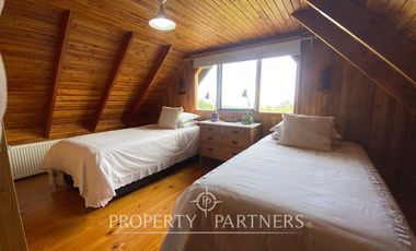 Casa con hermoso jardín en condominio con vista al lago