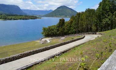 Casa con hermoso jardín en condominio con vista al lago