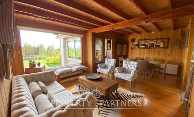 Casa con hermoso jardín en condominio con vista al lago