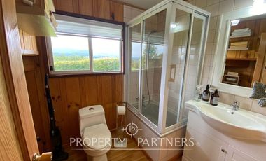 Casa con hermoso jardín en condominio con vista al lago