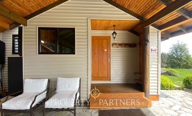 Casa con hermoso jardín en condominio con vista al lago