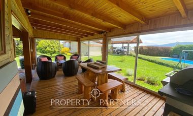 Casa con hermoso jardín en condominio con vista al lago