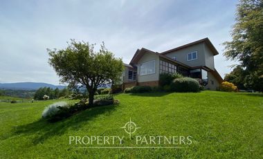 Casa con hermoso jardín en condominio con vista al lago