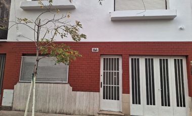 Casa en alquiler de 2 dormitorios c/ cochera en Parque Avellaneda