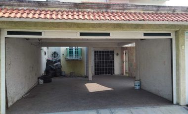 CASA EN VENTA CON ALBERCA COL. PRIMERO DE MAYO VERACRUZ,VER.